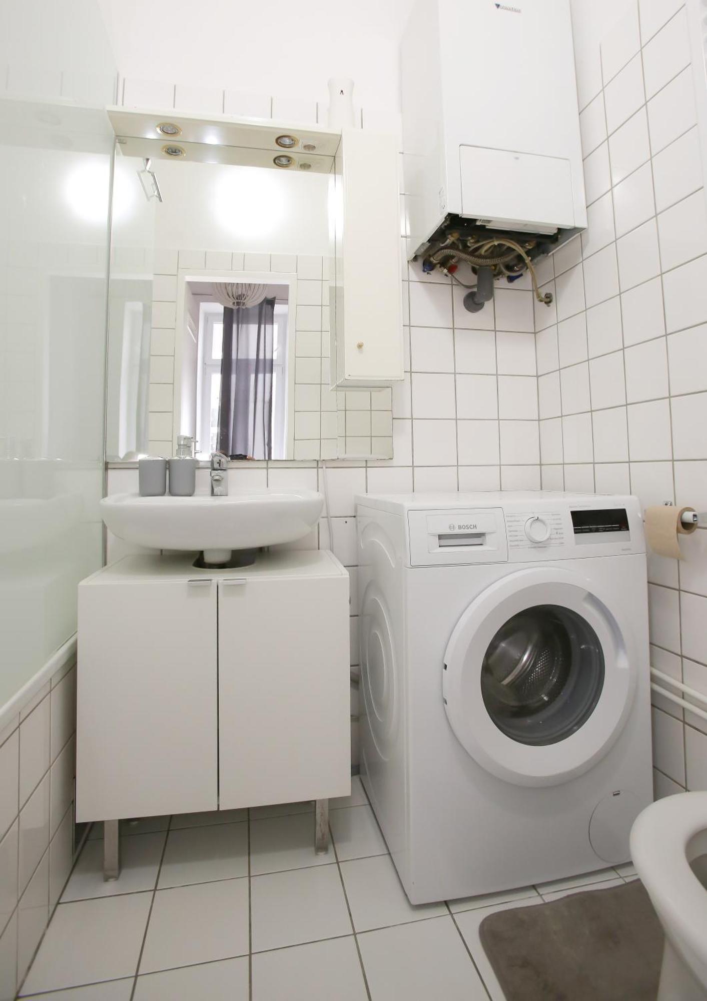 Downtown Bliss Modern Retreat With Free Parking And Fast Internet 600 Mbits Apartment Viena Exterior foto